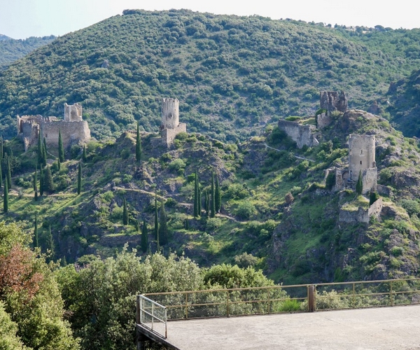 Apéritif & Dîner, au coeur des Châteaux de Lastours, servis par des saltimbanques