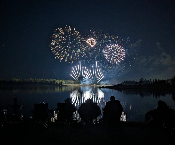 Repas en bord de lac avec spectacle son lumière et pyrotechnie