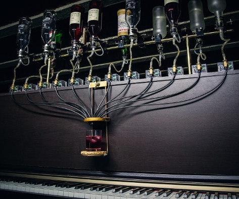 Un piano qui vous sert l'apéro